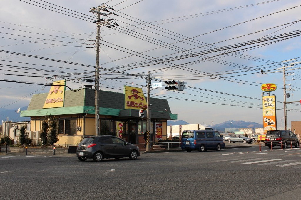 正安寺交差点からの店舗全景。