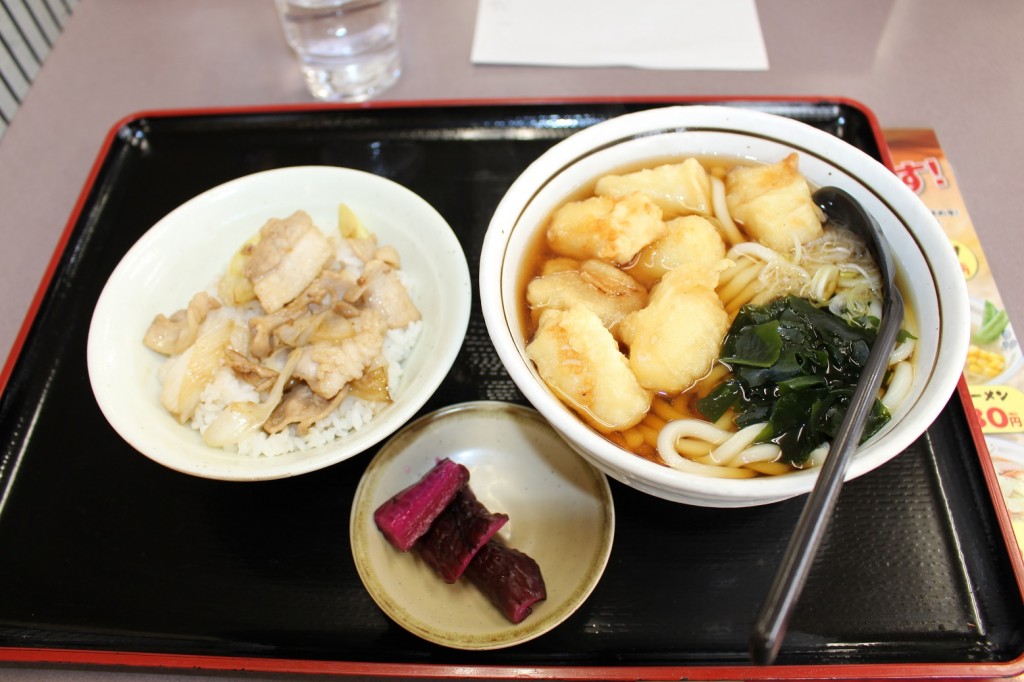 店舗の山田始めメニューはイカ天うどんとミニねぎ豚丼。