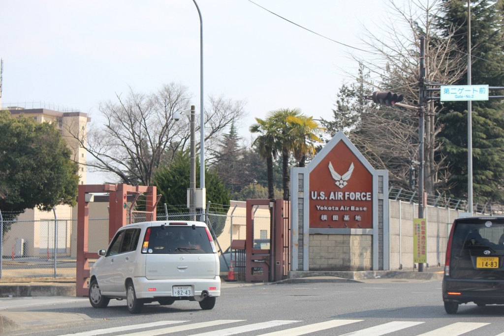 横田基地第二ゲート前。