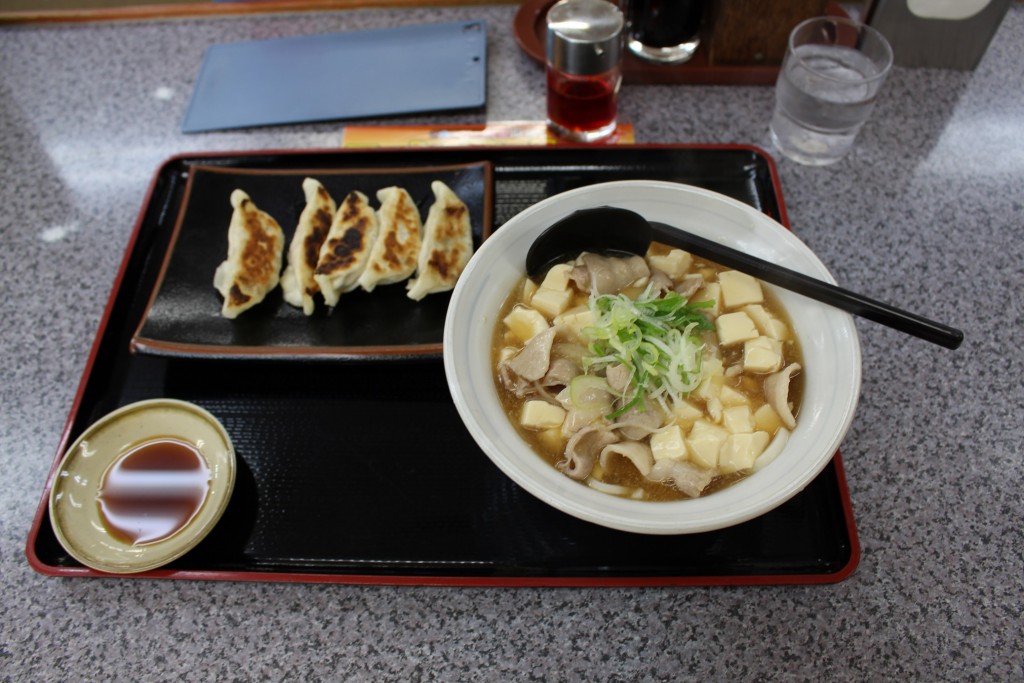 肉どうふうどんと餃子。餃子はＦＣ店でもキャンペーン価格。