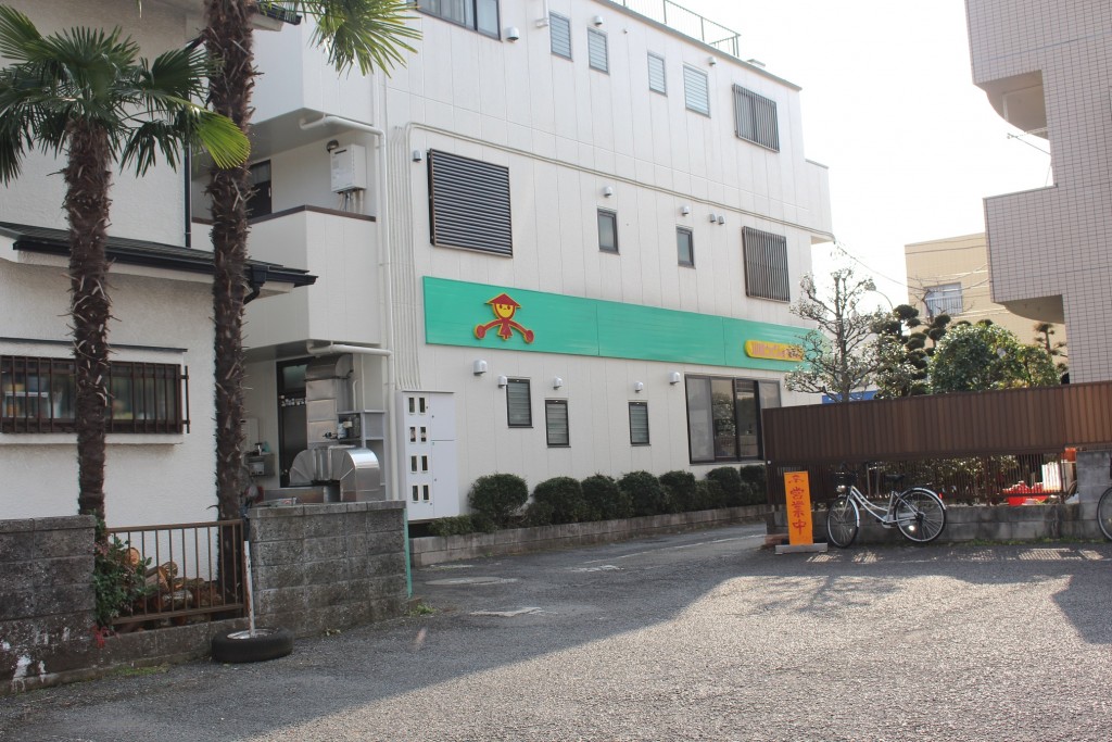 お店奥の駐車場側から。営業中の看板がある。