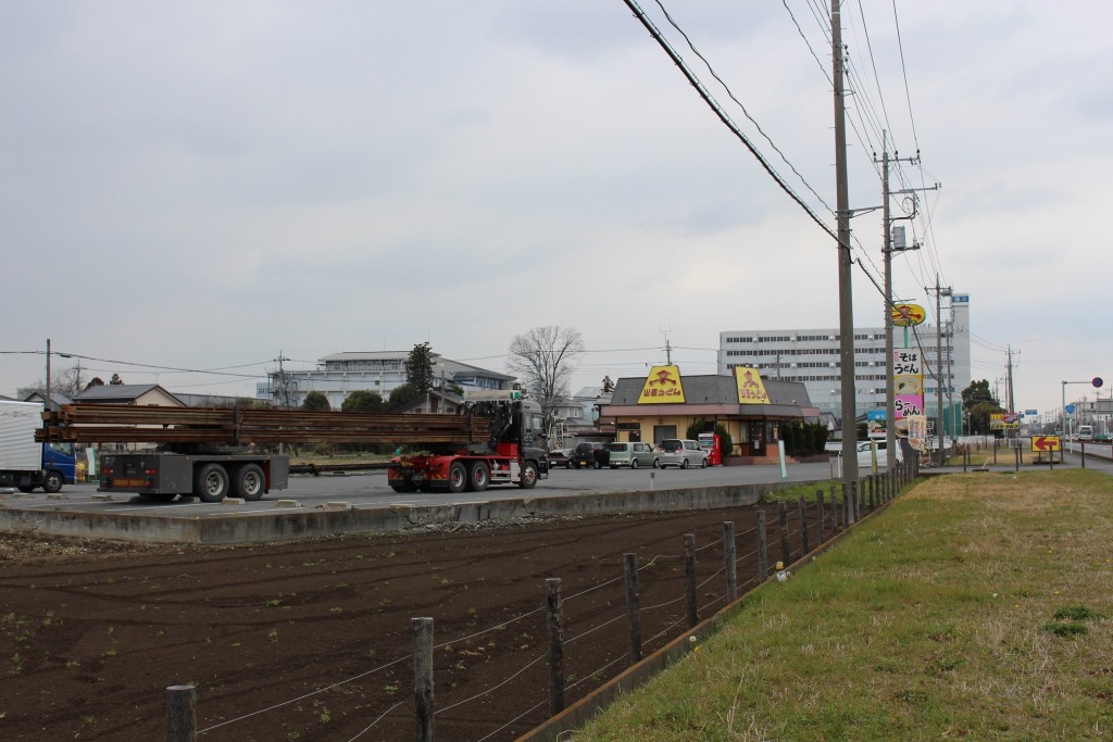 大型トレーラーも駐車場にスッポリ収まっています。