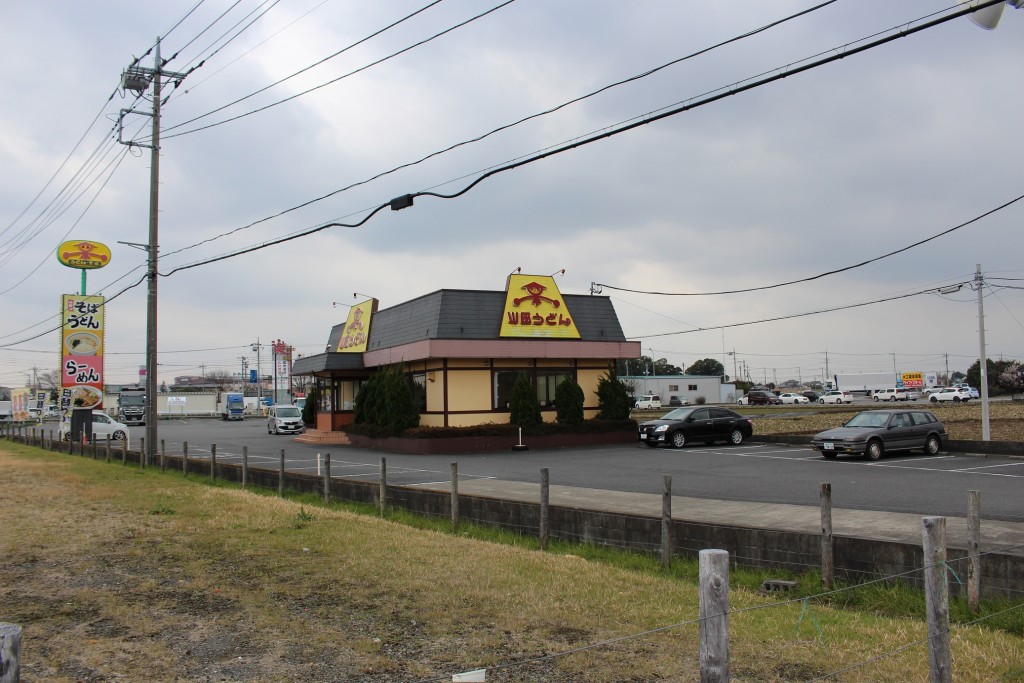 反対側から。駐車場の広さがご理解頂けるだろうか。