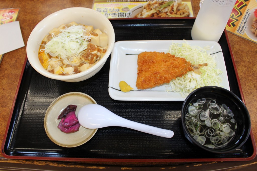 とうふ玉子丼とアジフライ。