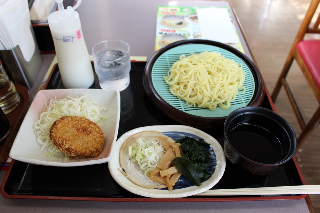 ざるラーメンと揚げたてホクホクのコロッケです。