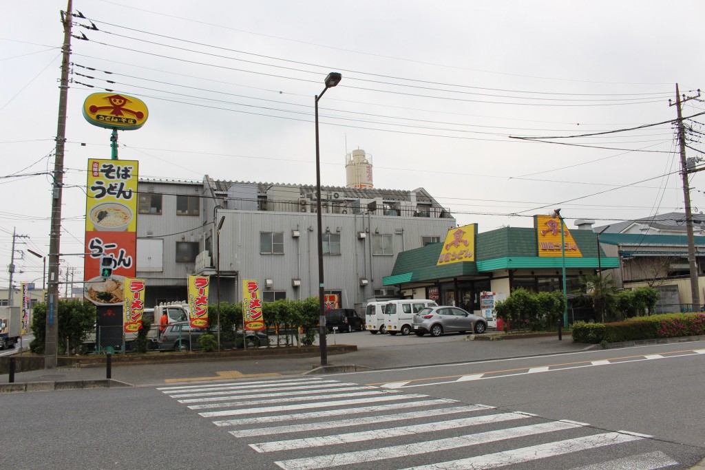 笹目店の周辺は、倉庫や工場が立ち並ぶ。