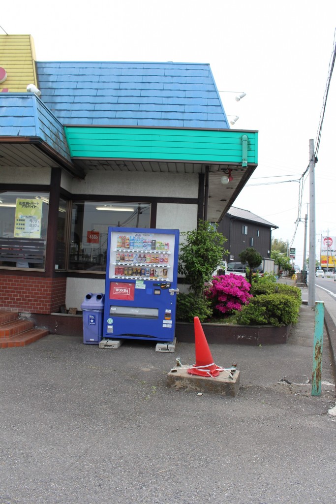 赤いカラーコーンが回転看板の支柱跡。