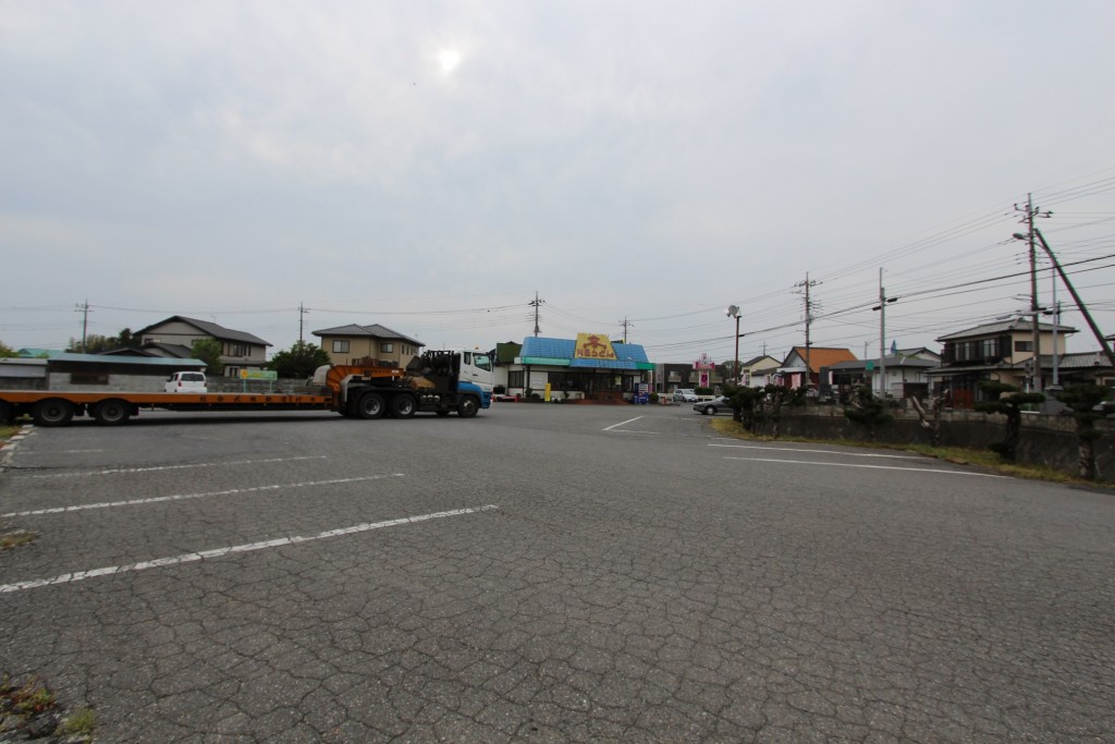 赤堀店の駐車場は広い。トレーラーもすっぽりと収まる。