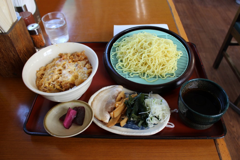 セットの麺はプラス￥１００でざるラーメンにできます。