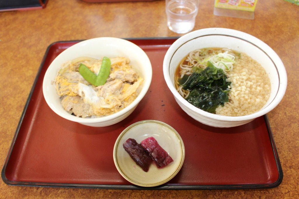 新メニューの親子丼。鶏肉食べごたえ十分です。