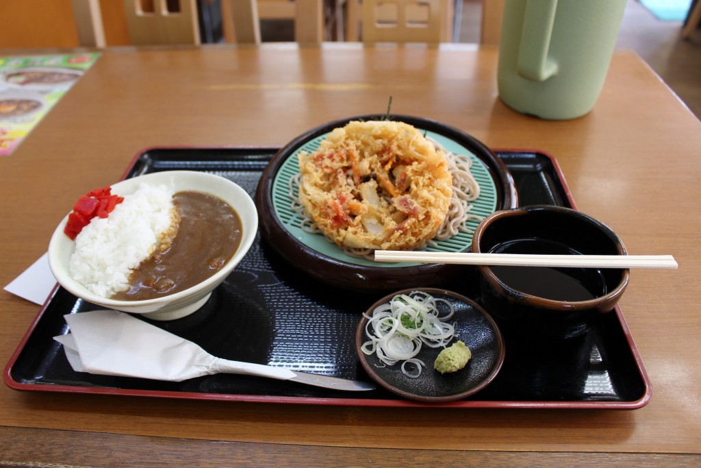 天ざるそばにミニカレー丼。