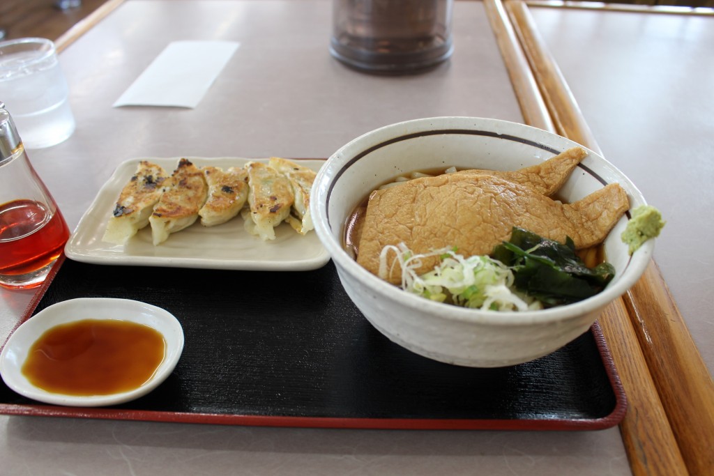 冷やしきつねうどんと餃子。餃子はキャンペーン価格の￥１５０