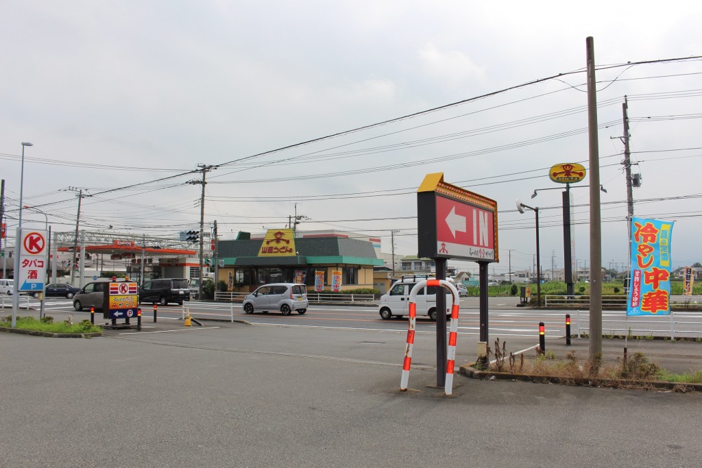 通りの向こうは、山田うどん平塚大神店です。