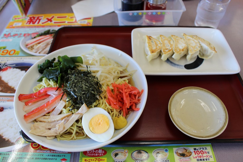 和光北店にて。これが山田うどんの冷やし中華￥４９０です。