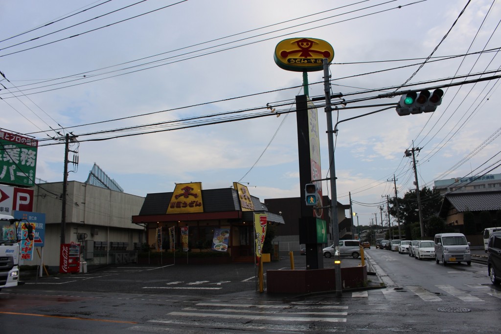 雨模様の店舗外観。