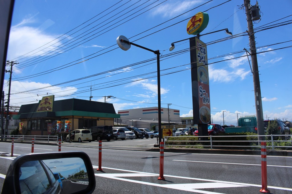 丁度信号待ち。山田うどん平塚大神店。昼時とあって満車でした。