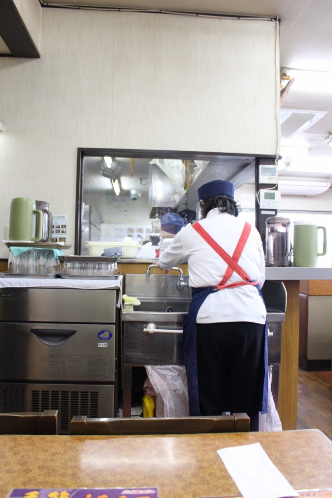 手前がグラスの洗い場。食器類は厨房中。