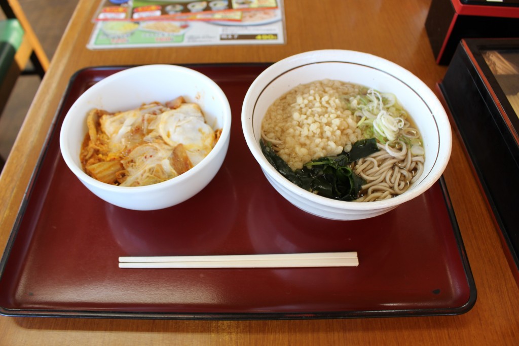 ミニ丼メニューに初挑戦。ミニ豚キムチ丼セット。