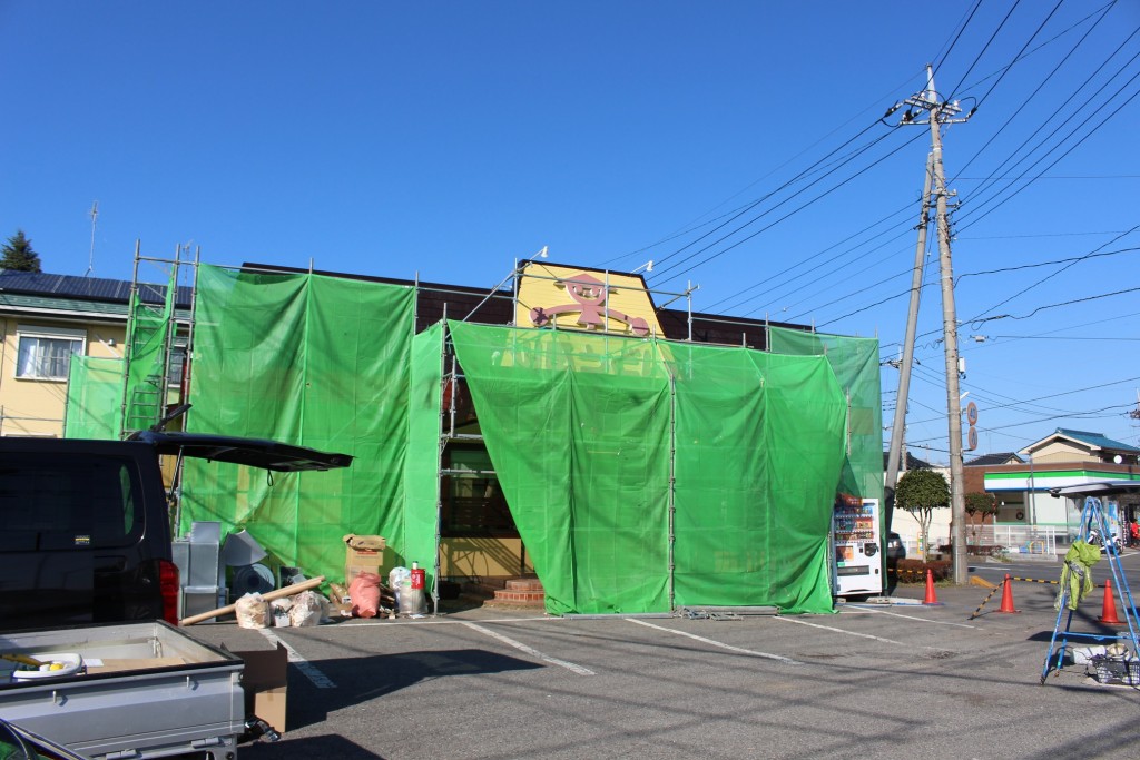 改修工事中の上尾小泉店全景。