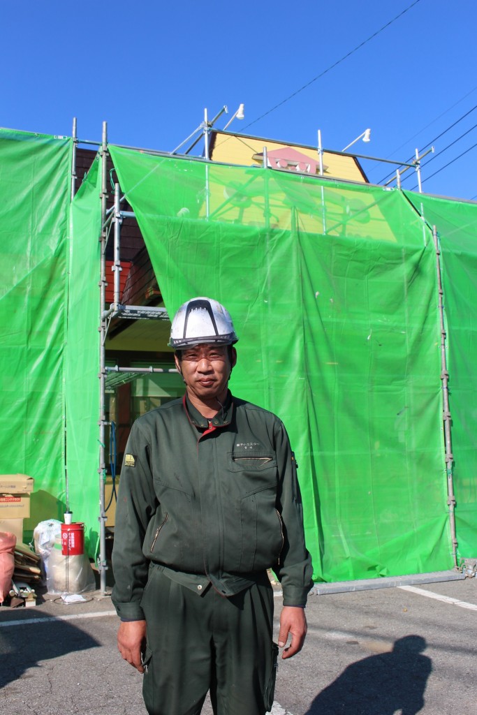 回転看板と言えばこの男。みやさんは（株）ティ・エス・シー公務部長の宮地さんです。改修工事では回転看板に加え、店舗玄関上の案山子ロゴも担当。