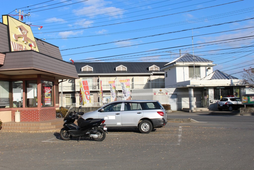 店舗の向かいは花の木交番。