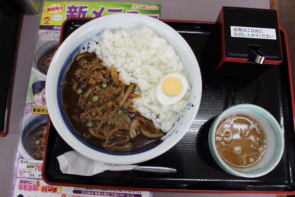 デミごはん。玉ねぎの歯ごたえが美味。