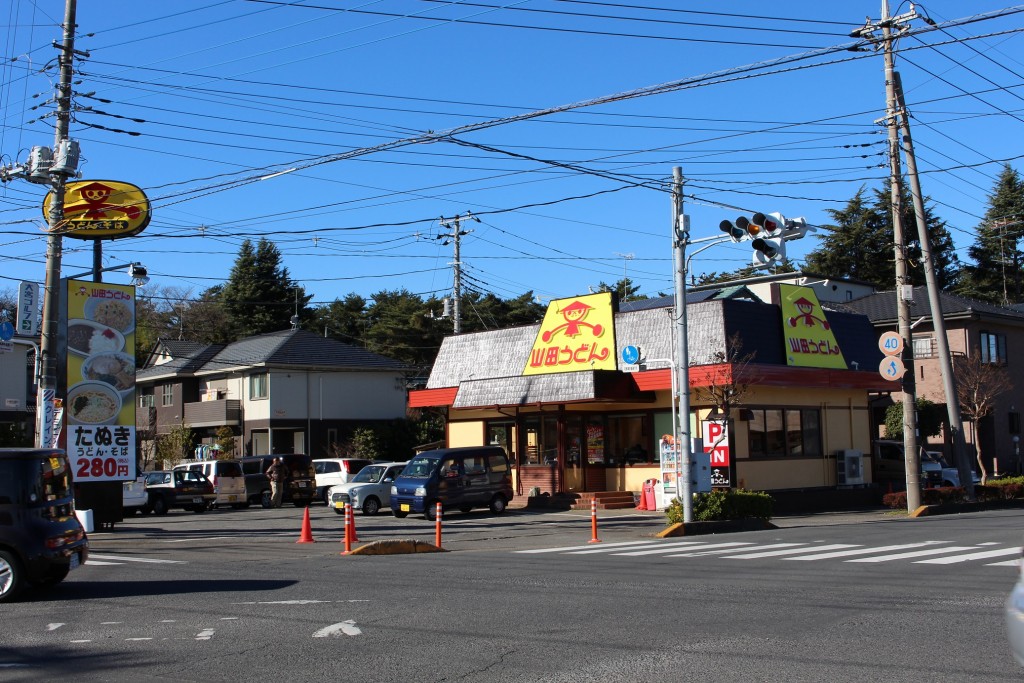 交差点反対側からの店舗全景。