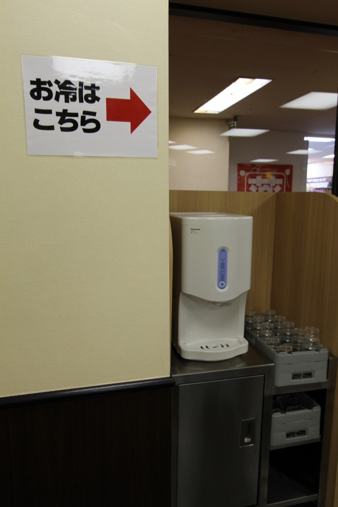 冷水器は店内中央に。