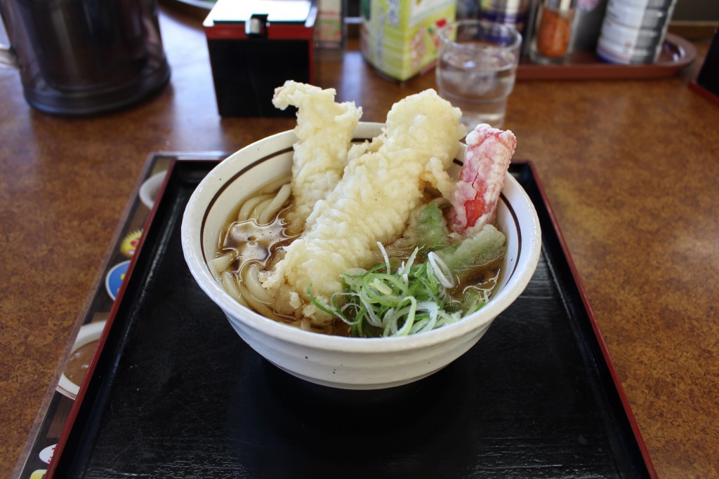 熱々ホクホクのイカ天うどん。食べるのに一苦労しました。（笑い）