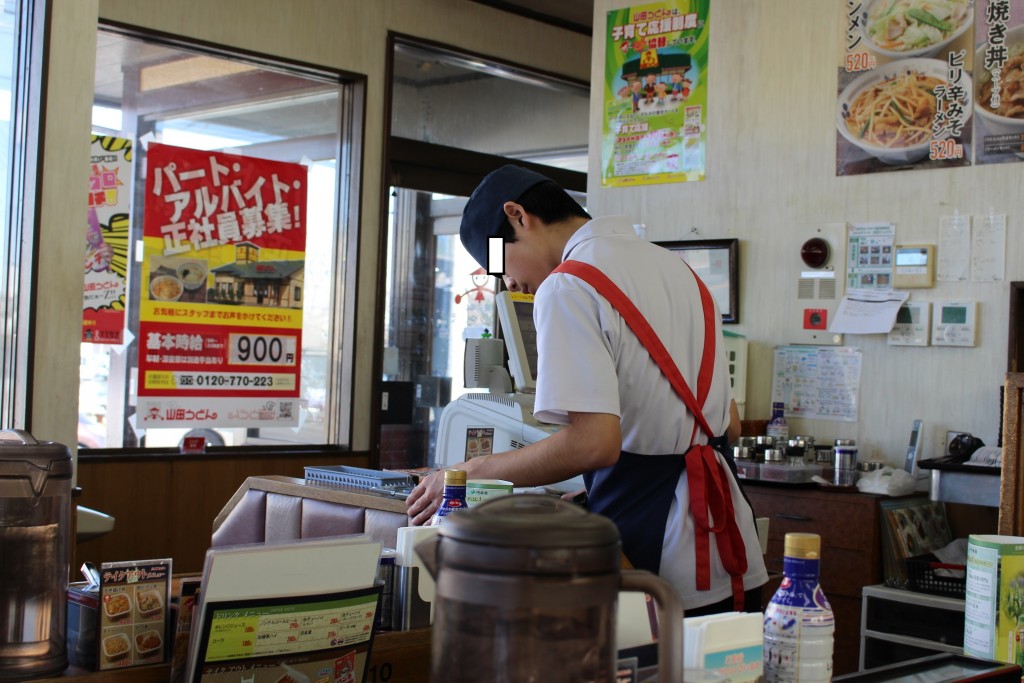 お客さんがひと段落して、レジのつけ合わせが始まりました。