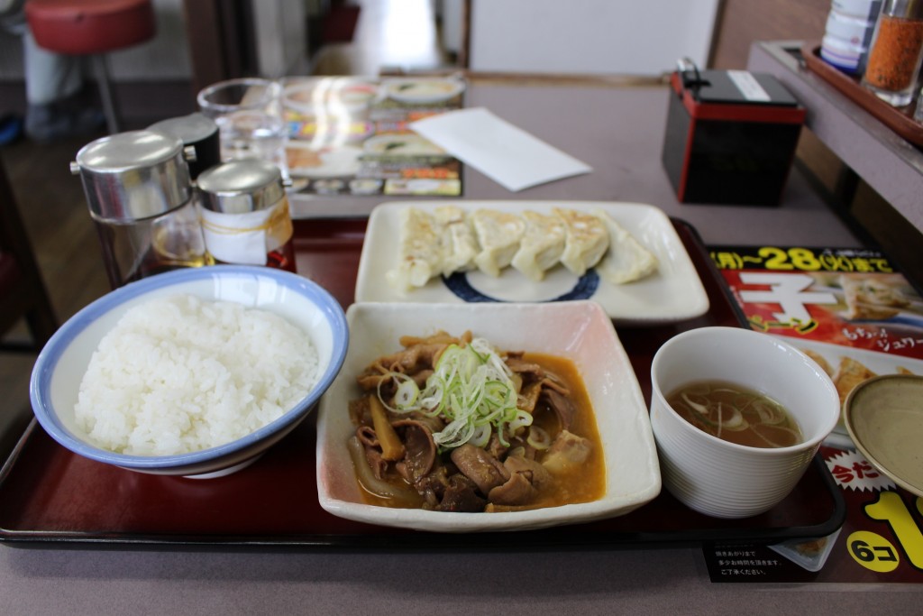 パンチ定食と餃子。餃子￥１８０は２月２８日まで。