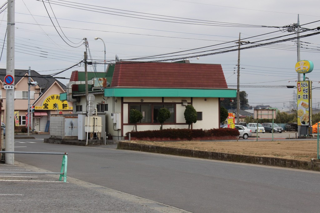 第二駐車場側から。店舗向かいが中華料理屋さんです。