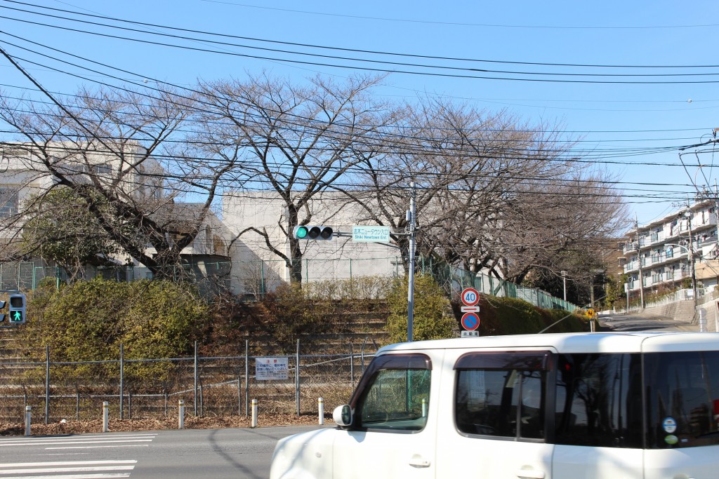 志木ニュータウン入口のＴ字路交差点を左へ。