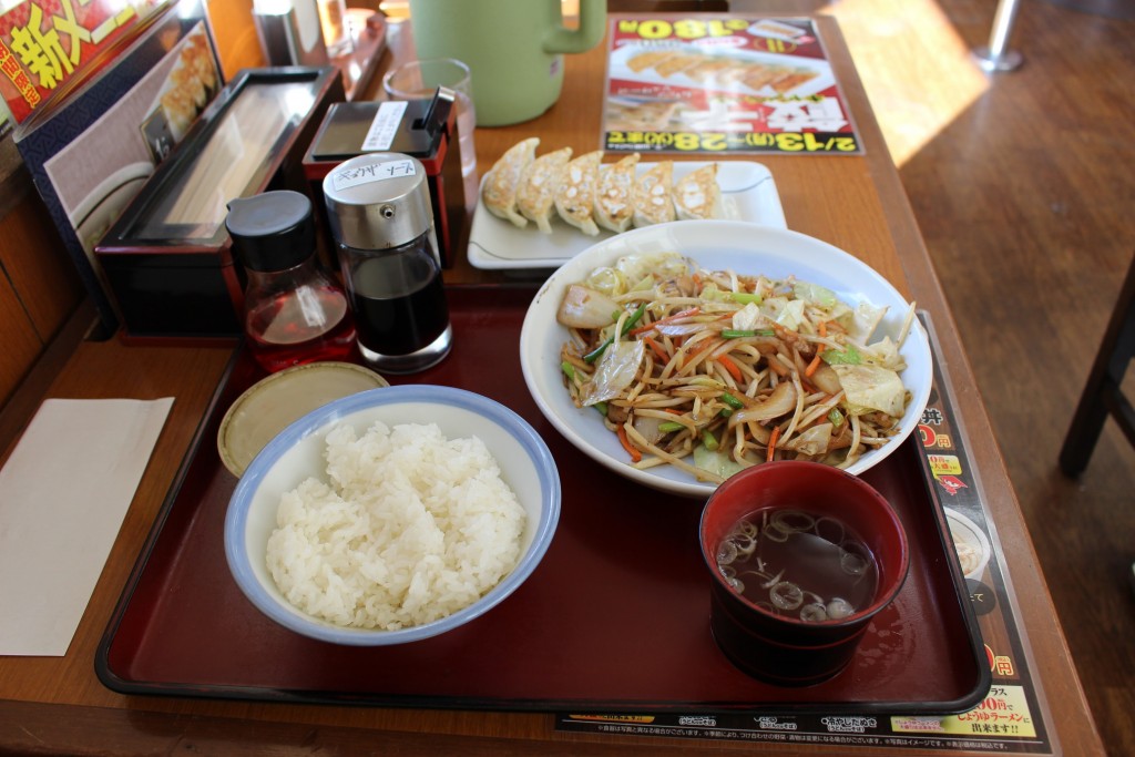 野菜炒め定食と餃子です。