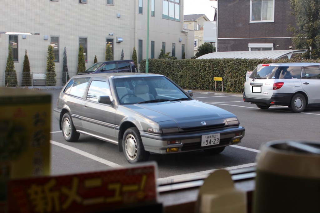 窓から愛車が見える。