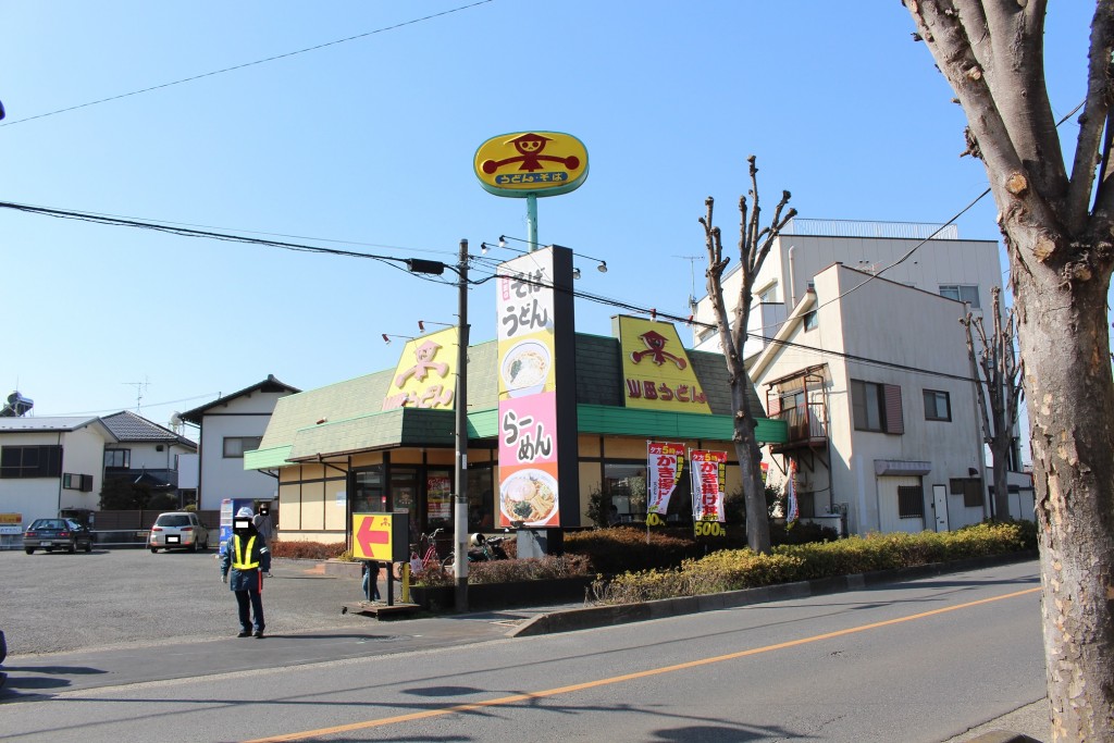 入口のガードマンは店と関係なく道路工事関係の方です。