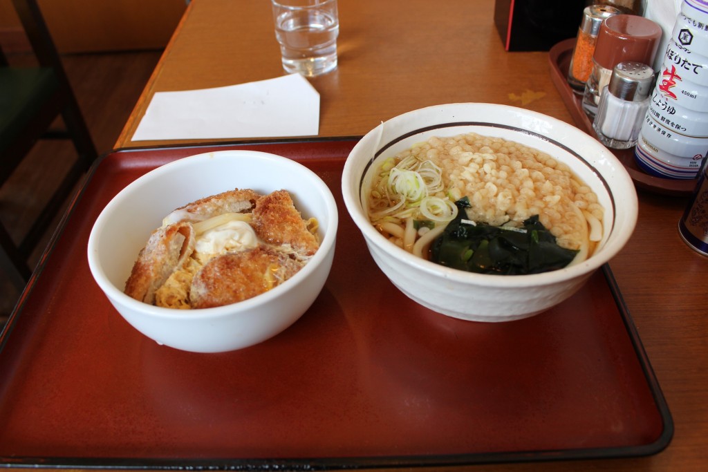 今日はミニかつ丼セットです。