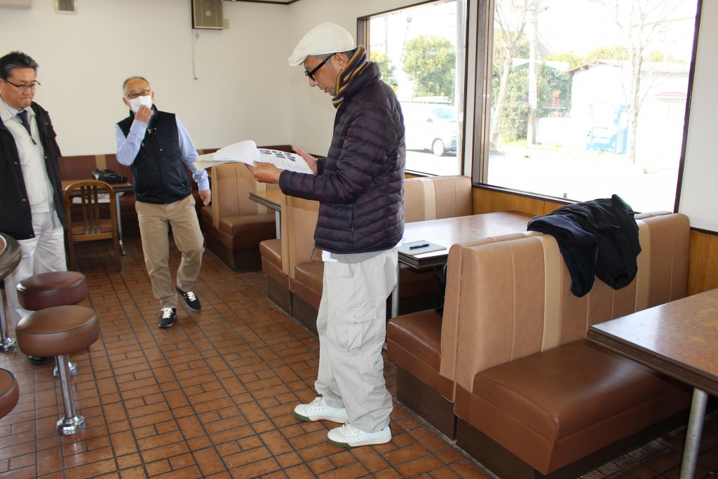 店内の仕上がりチェック中の江橋部長と渡邊さん。