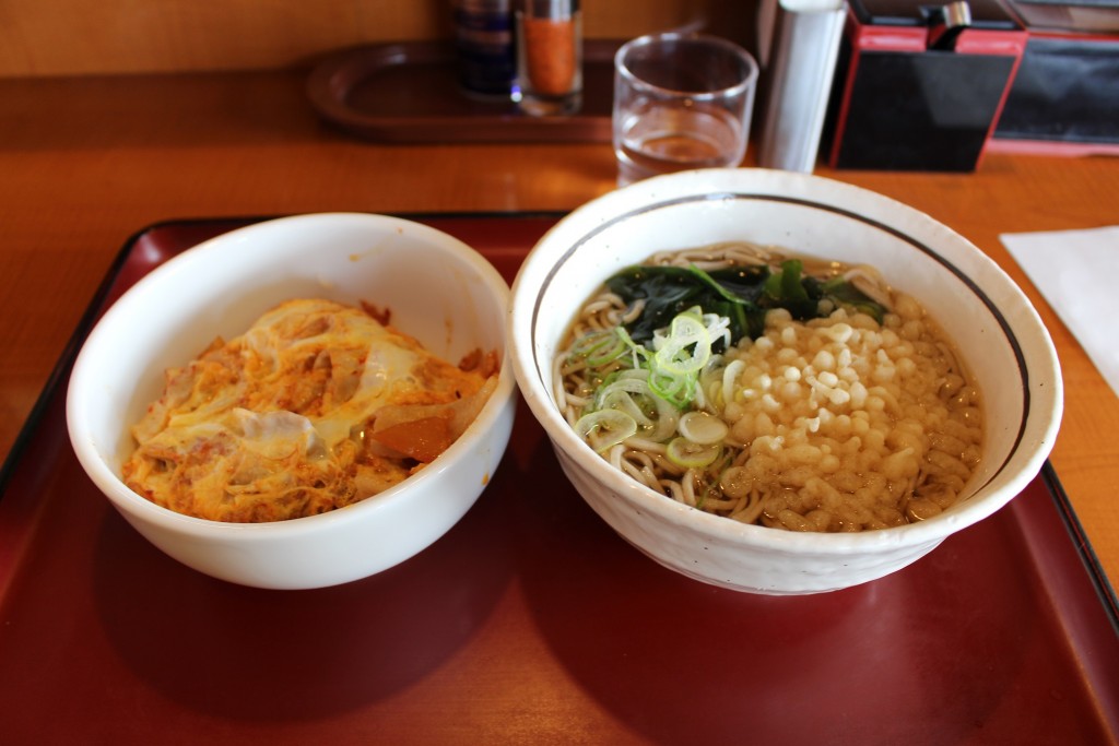 ミニ豚キムチ丼セットです。