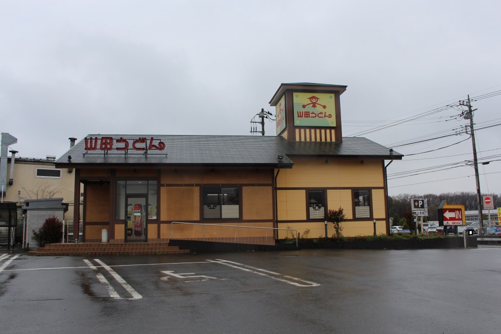 下新井店店舗正面。入口はバリアフリー。