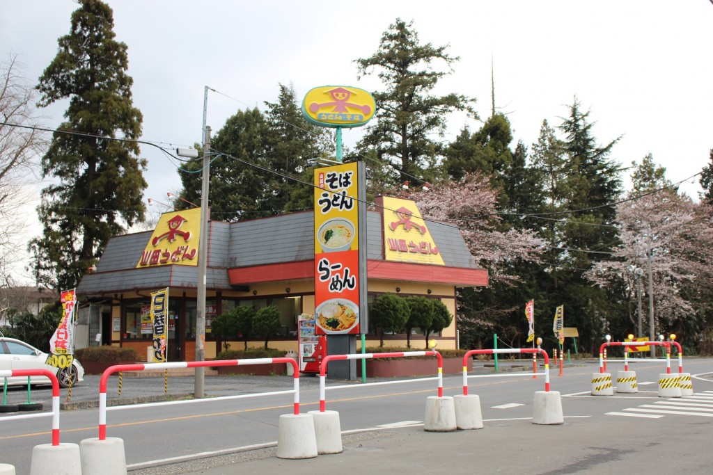 七里店。桜の木は隣の宝神社の参道に。