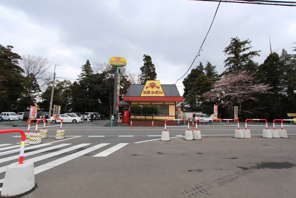 店舗を挟み左右にに駐車場があります。