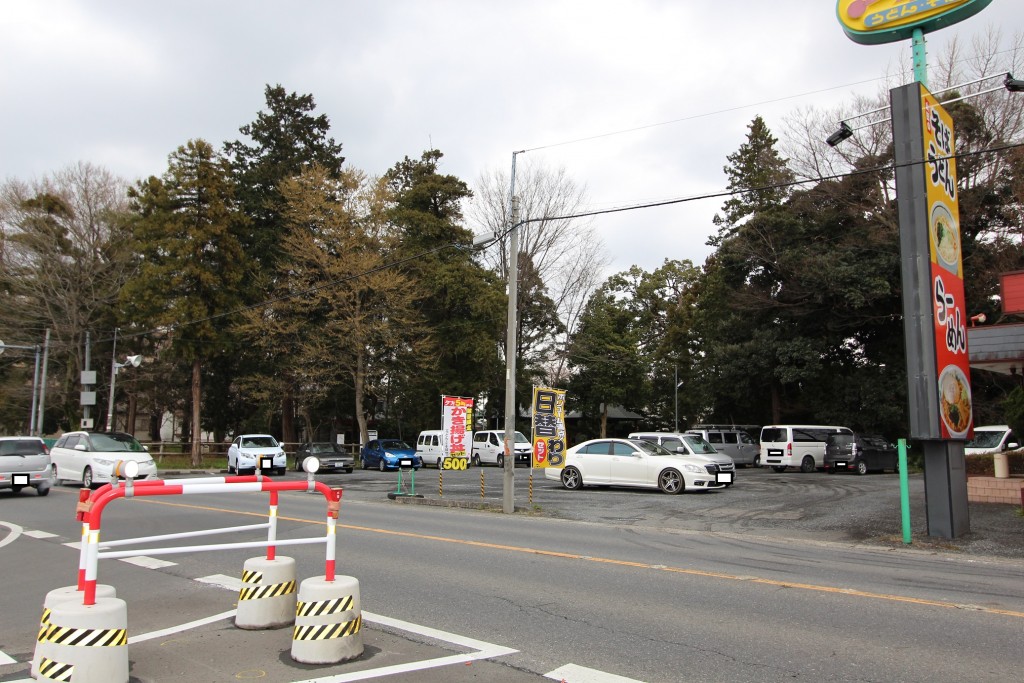 店舗左側の駐車場隣が神社と緑地。