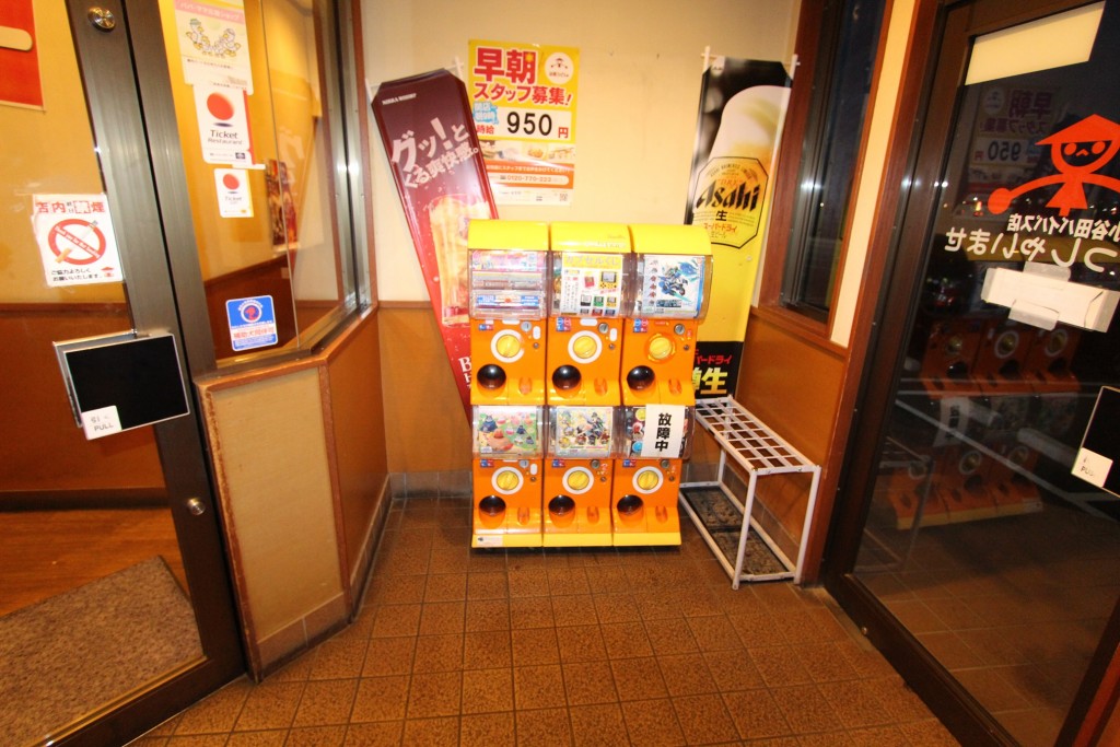 店内入口にはガシャポンがありました。ファミリー向け店舗を暗示しています。