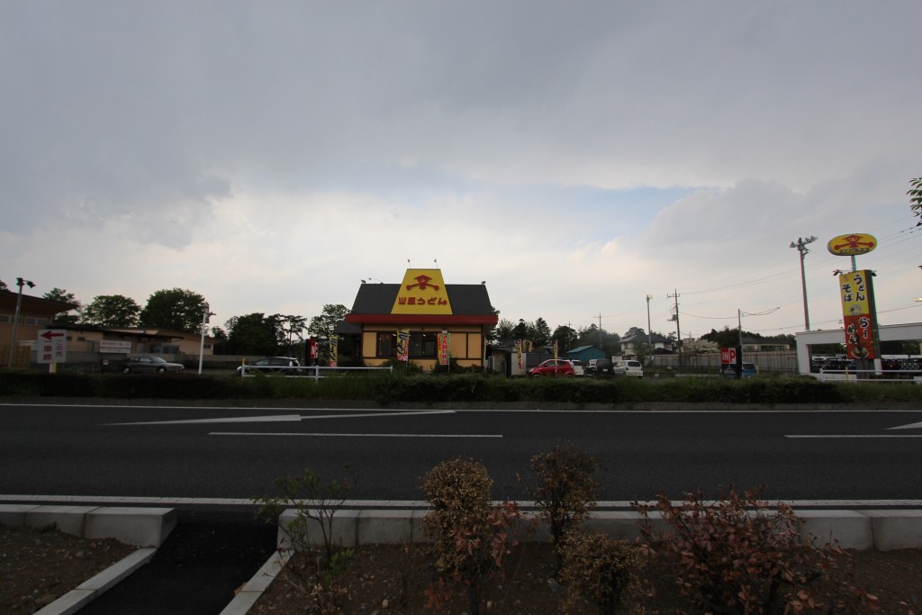 鶴ヶ島店は店舗左右に駐車場があります。