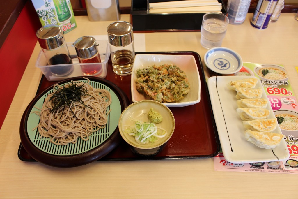 ざるそば、あさりとあおさのかき揚げ、餃子です。