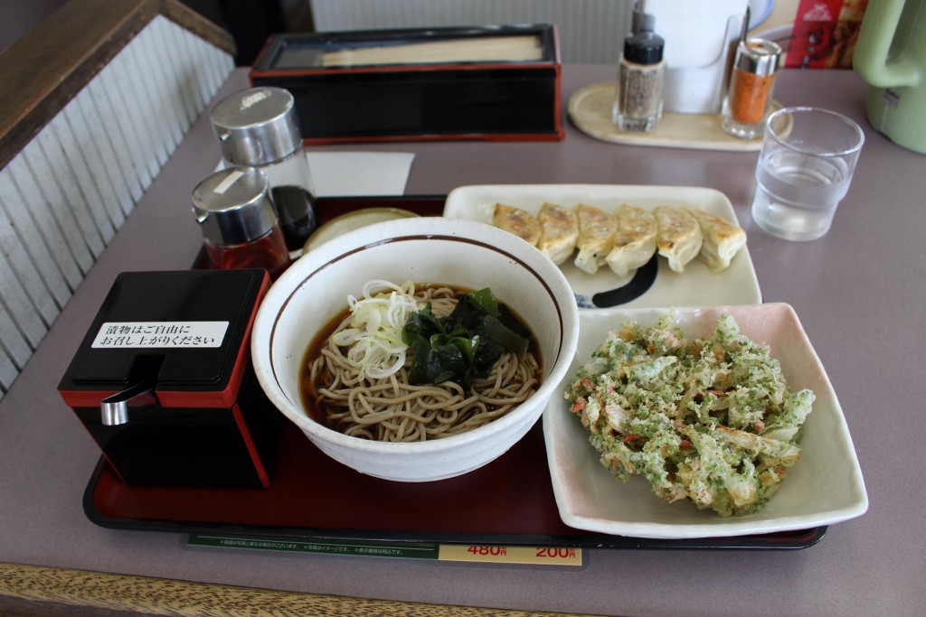 冷やしあさり天そばと餃子です。やはり漬物はお盆ごと。残量の管理はこちらの方がしやすいですね。