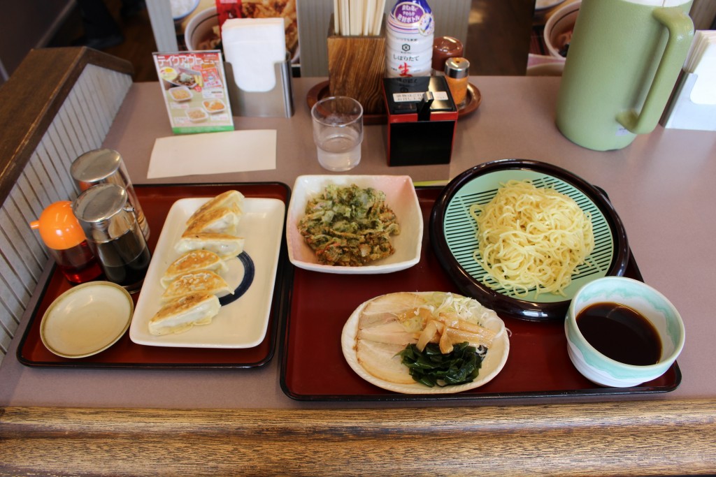 ざるラーメン、餃子、あさり天ぷらです。