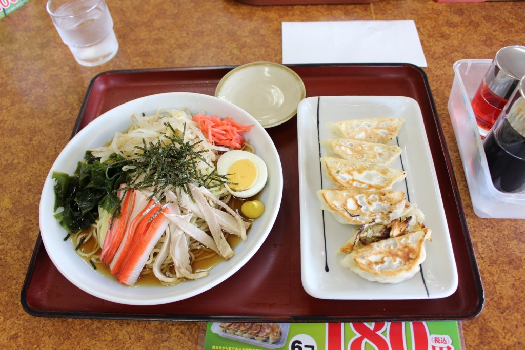 冷やし中華と餃子です。餃子キャンペーンは月末の３０日まで。