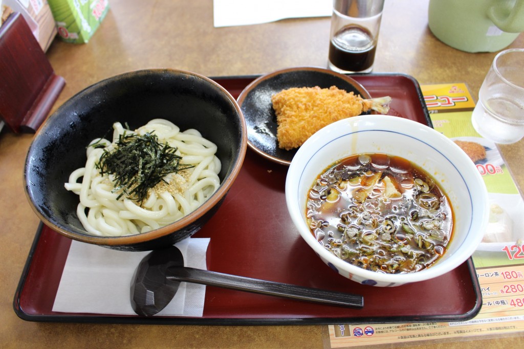 ピリ辛つけ汁うどんと￥１００キャンペーンのアジフライです。